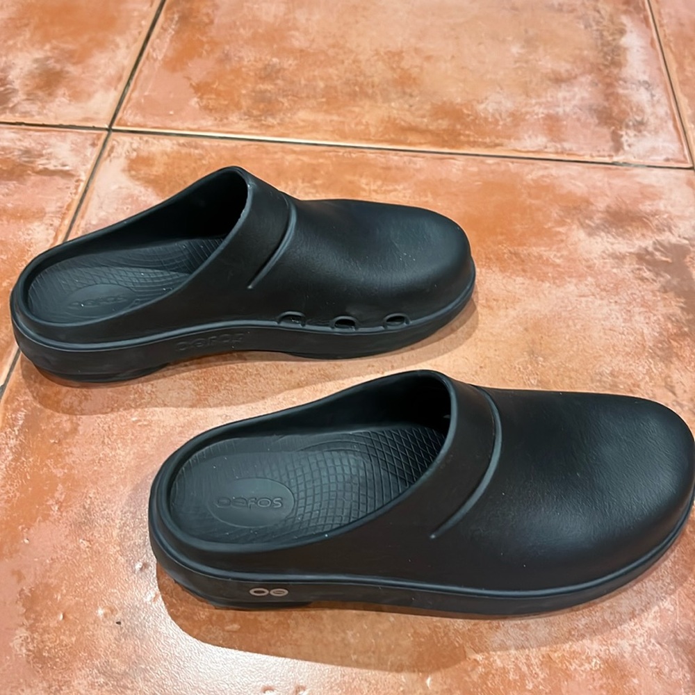 OOFOS black size 8